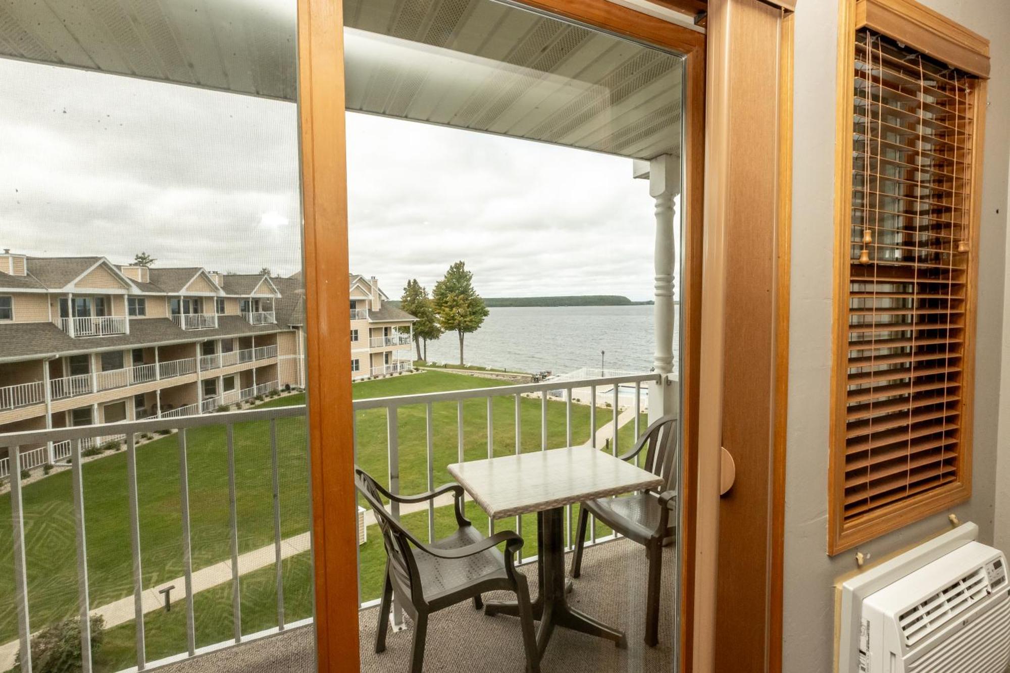 Westwood Shores Waterfront Resort Sturgeon Bay Exterior photo