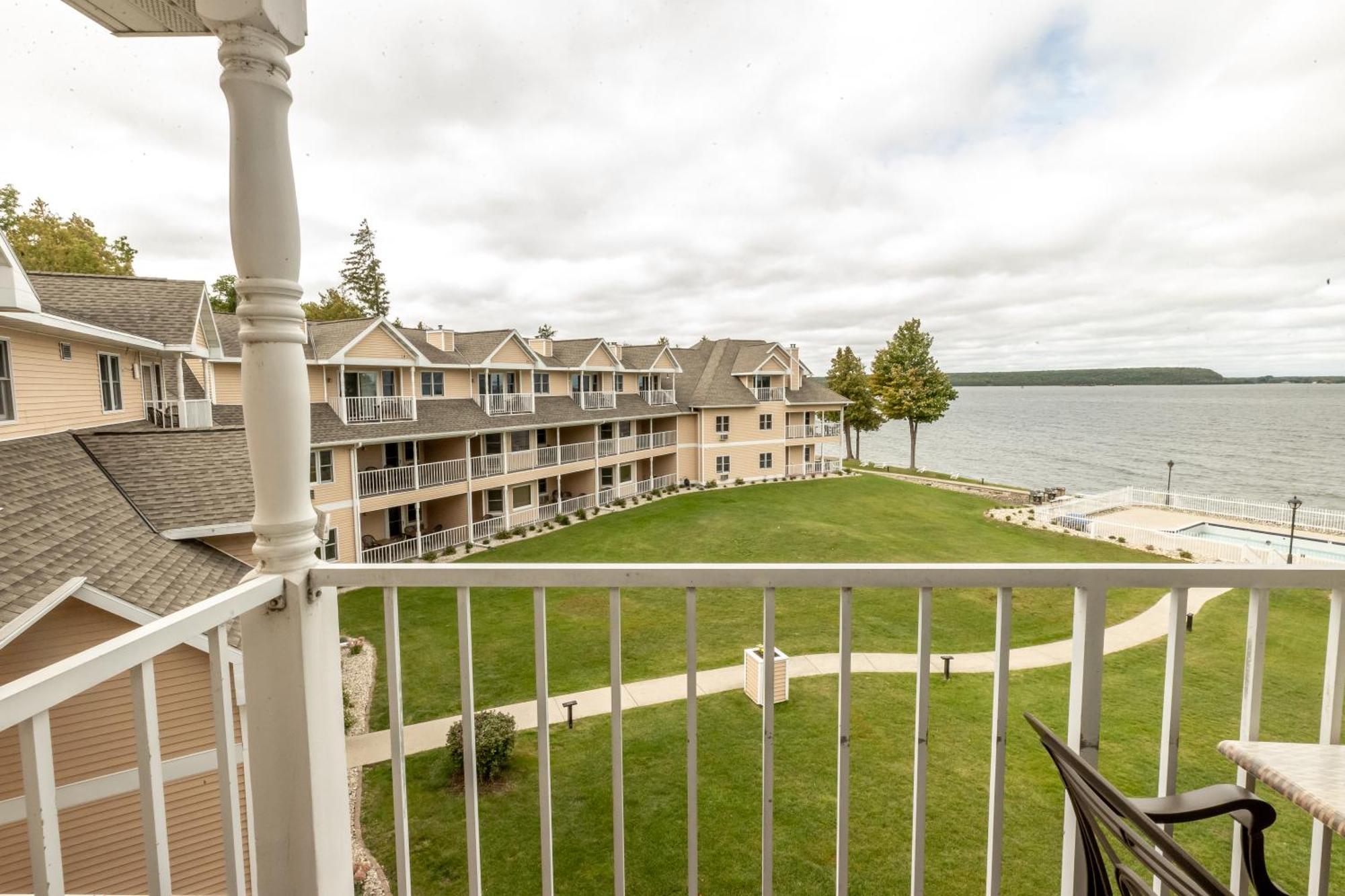 Westwood Shores Waterfront Resort Sturgeon Bay Exterior photo